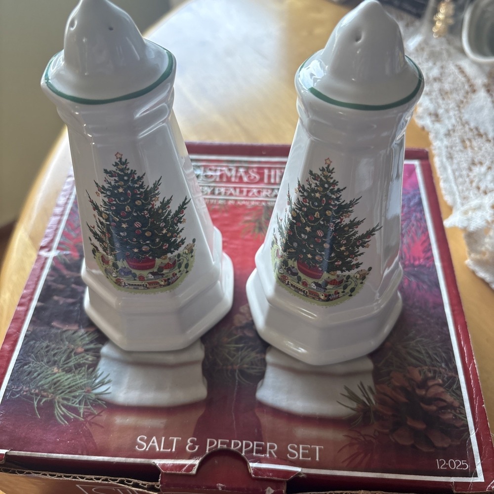 Vtg~Pfaltzgraff~Christmas Heritage~Salt & Pepper Shakers~IOB
